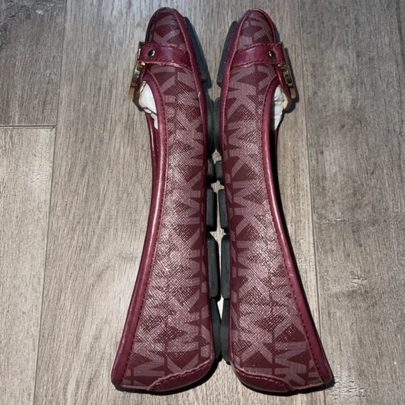 FAIRLY NEW MICHAEL KORS FLATS - Picture 4 of 7